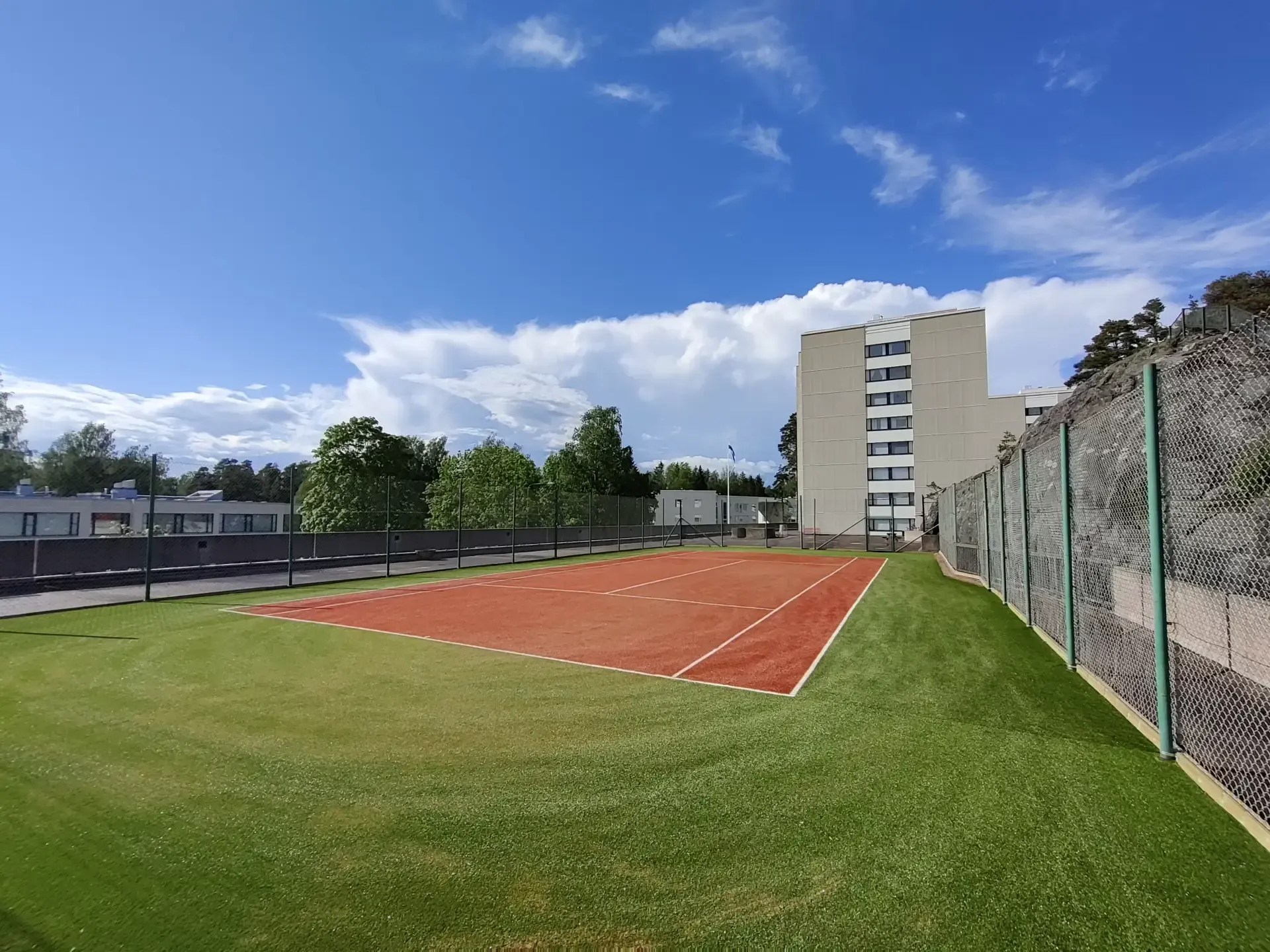 Tenniskenttä Vuosaari sisältä