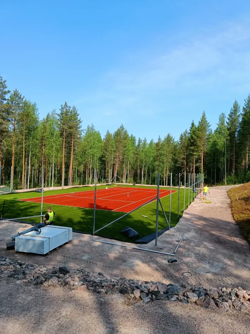 Tenniskentän huolto